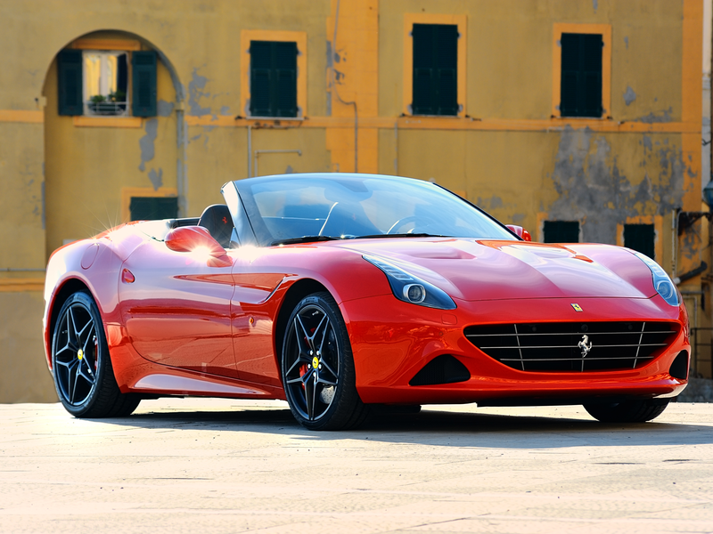 Explore a Toscana de Ferrari conversível durante a Vendemmia e viva intensamente essa experiência.