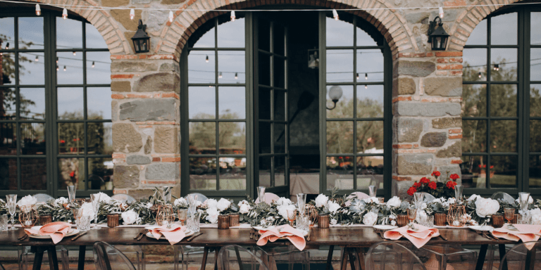 Celebre o amor em grande estilo com um casamento na Itália, desfrutando de uma mesa decorada deslumbrante e uma viagem personalizada de lua de mel que torna cada momento inesquecível.