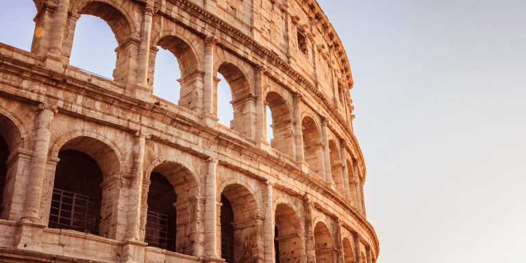 Visite o impressionante Coliseu em Roma com a nossa acessória completa de viagem na Itália, garantindo que você não perca nenhum detalhe desta maravilha histórica.