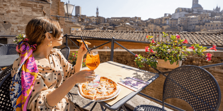 Delicie-se com a beleza da Toscana em uma viagem sob medida, saboreando um aperitivo em um terraço e contemplando a paisagem única da região.