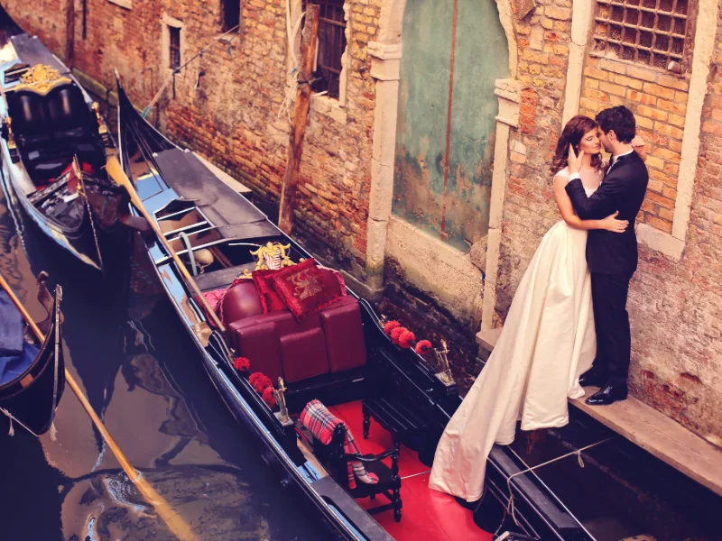 Descubra Veneza a dois: viva o encanto das gôndolas e pontes!