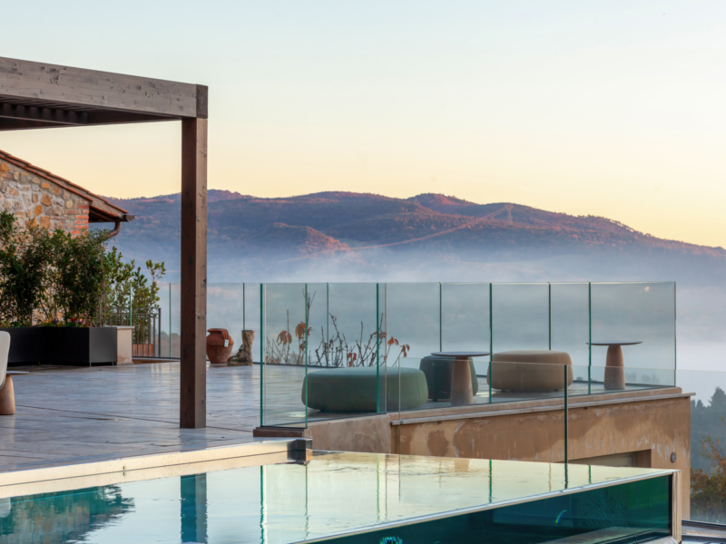 Viva o nascer do sol na piscina infinita de Castelfalfi.