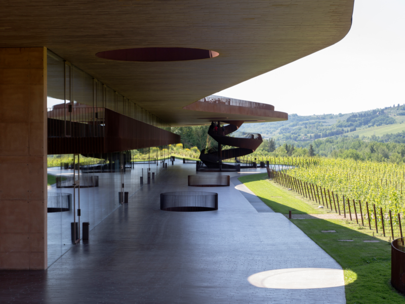 Imagine-se explorando arquitetura moderna entre vinhedos exclusivos da Toscana.