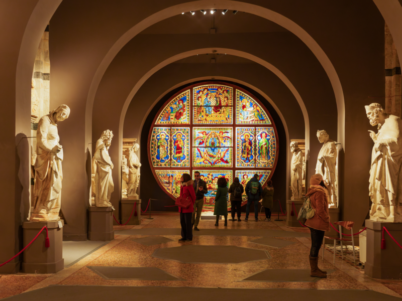 Descubra obras-primas de Duccio e Pisano, imagine-se entre tesouros medievais exclusivos.