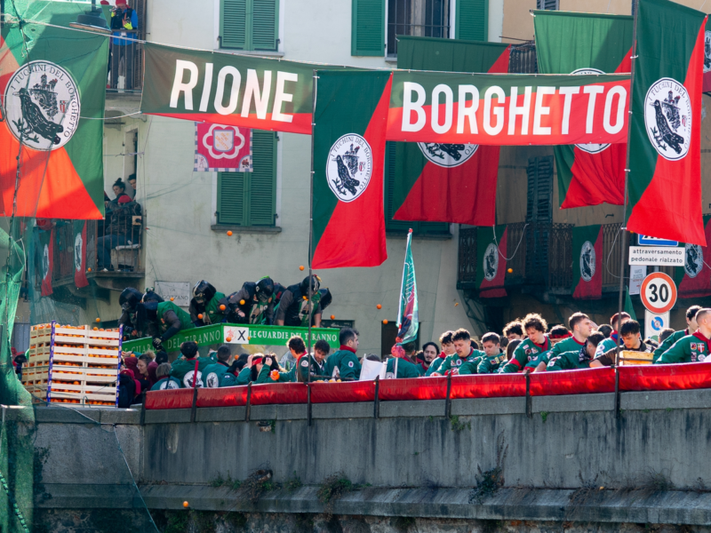 Viva a Batalha das Laranjas em Ivrea no Carnaval histórico.