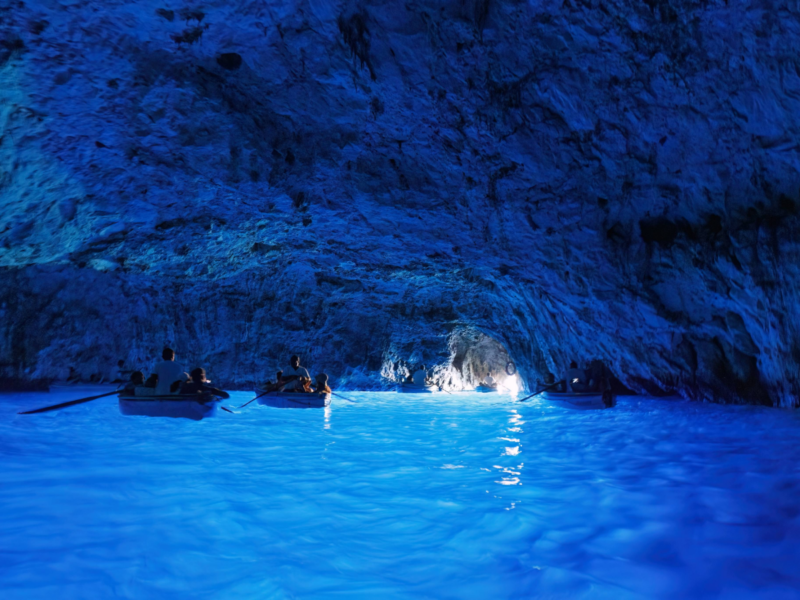 Viva a Gruta Azul, prove o encanto do mar azul-cobalto.