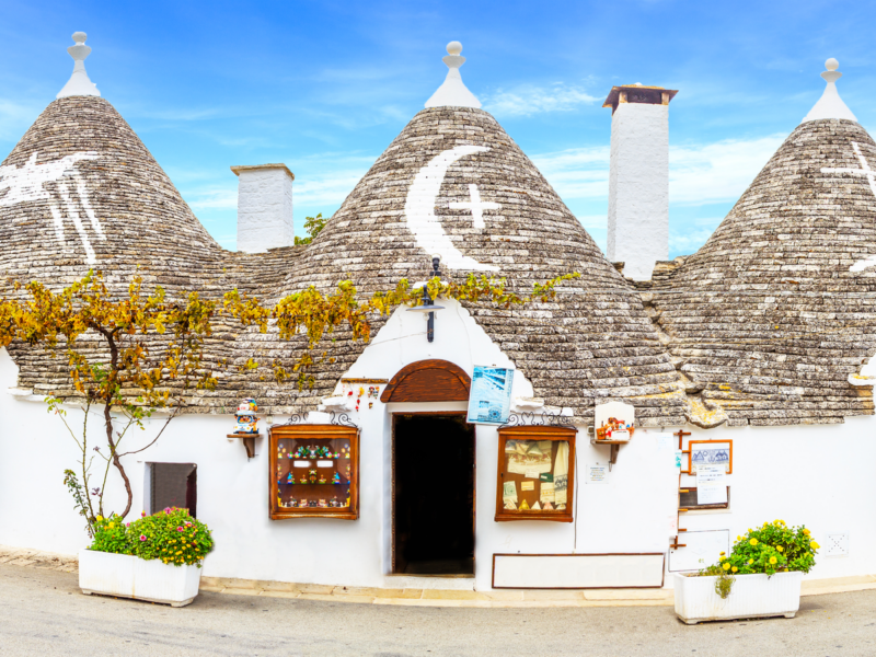 Descubra os Trulli mágicos de Alberobello! Viva o roteiro personalizado na Puglia.
