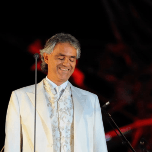 Show de Andrea Bocelli no Teatro del Silenzio em julho de 2025 (2 pessoas)