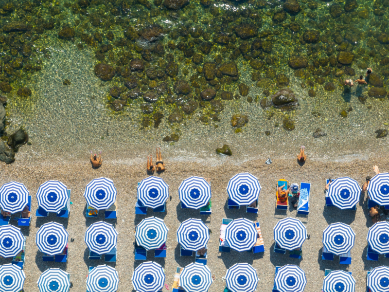 Imagine-se nas águas azuis da Sicília.