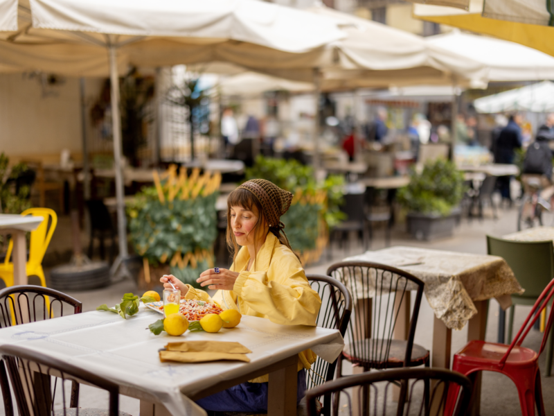 Prove sabores autênticos sob guarda-chuvas coloridos.