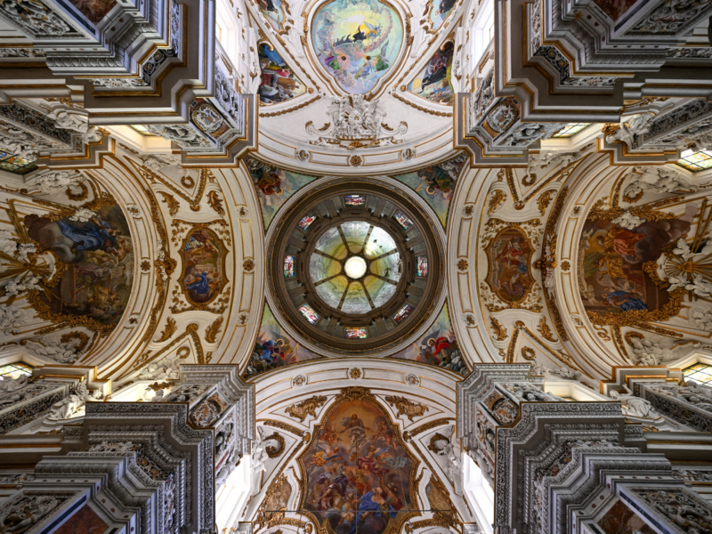 Viva o esplendor barroco siciliano em detalhes incríveis.