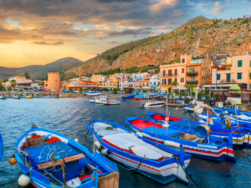 Imagine-se nas águas cristalinas da Sicília ao nascer do sol.