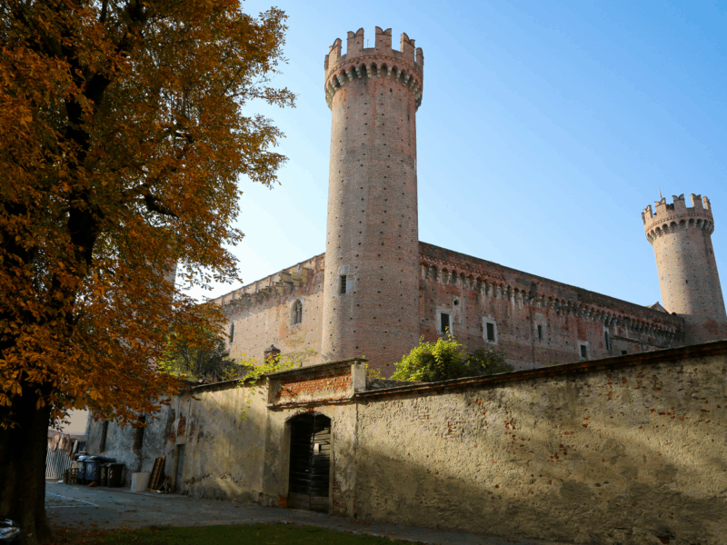 Descubra o Castelo de Ivrea em dia ensolarado.