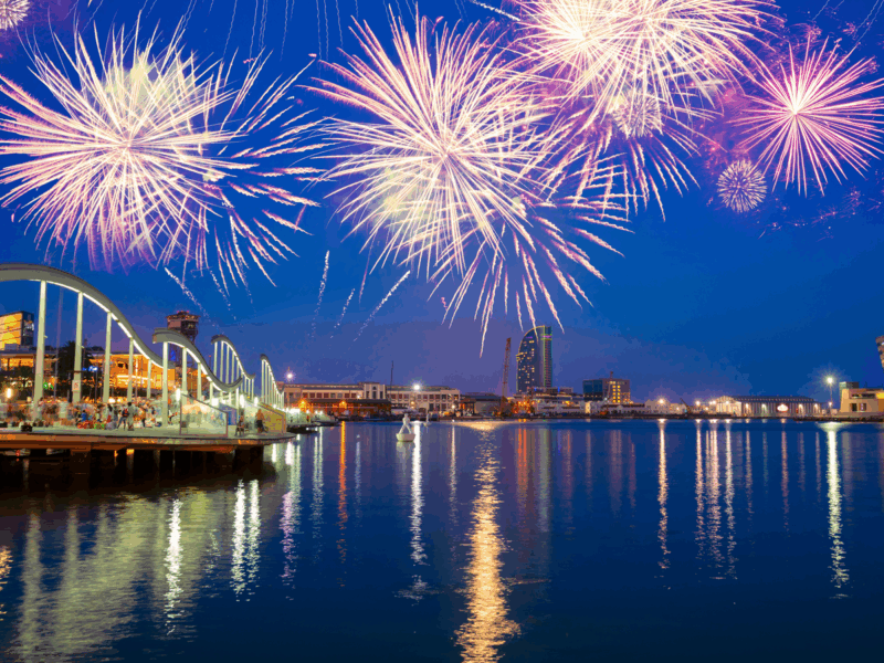 Prove a magia dos fogos na Rambla Marítim, Barcelona.