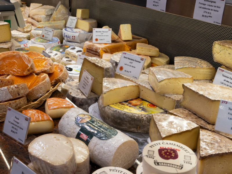 27 de outubro de 2024. França, Paris. Variedade de queijos à venda. Somente para uso editorial