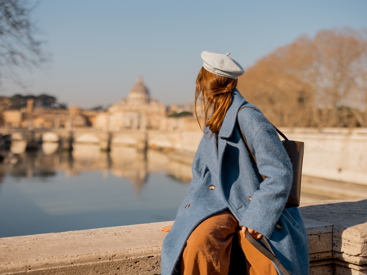 Admire a cúpula de São Pedro no inverno romano sereno em roupas confortáveis no inverno.
