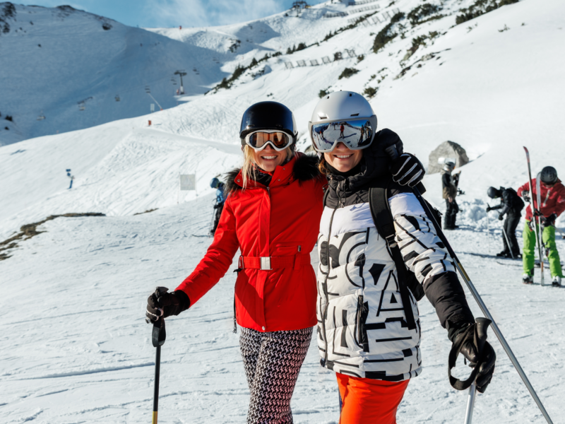 Viva a diversão esquiando com amigos no Alpe di Siusi.