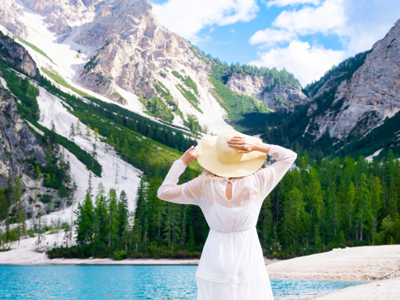 Imagine-se caminhando no Lago Braies com os Alpes.