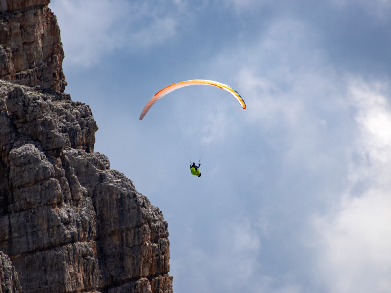Imagine-se voando sobre o Monte Nuvolau nas Dolomitas.