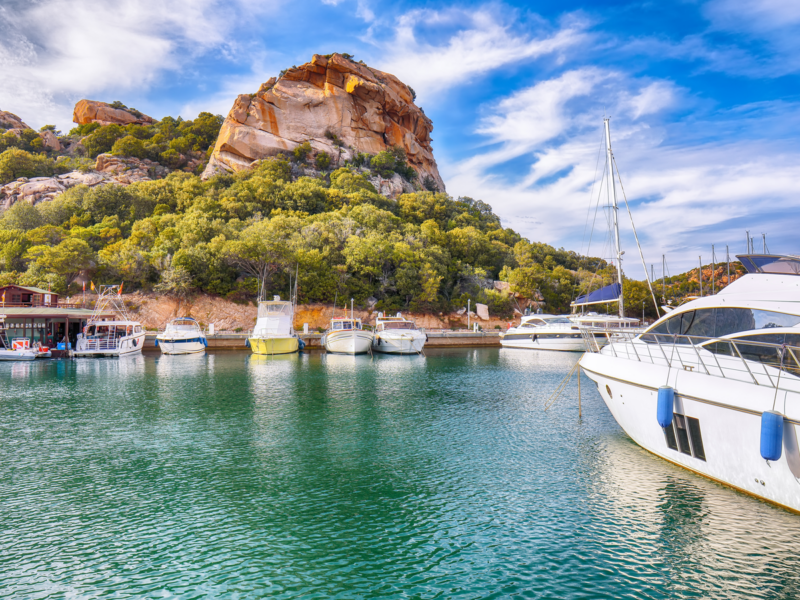 Imagine-se entre iates de elite na baía da Costa Smeralda no seu roteiro pela Sardenha.