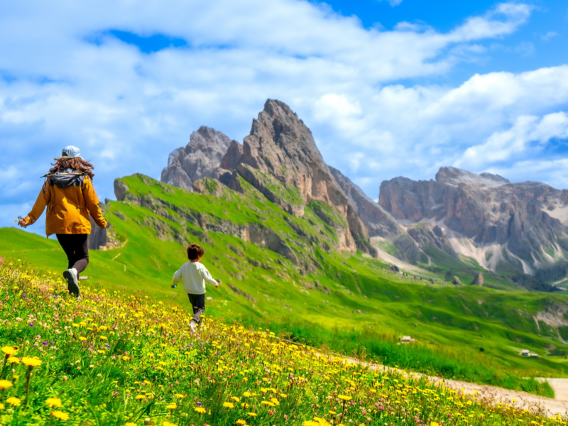 Imagine-se correndo entre flores nas Dolomitas italianas.