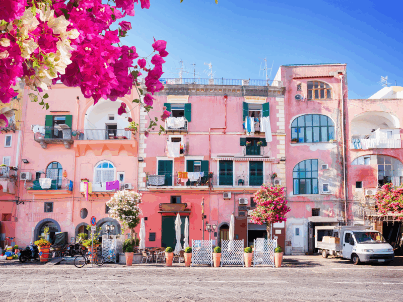 Viva roteiros de luxo na primavera europeia cheia de charme e flores.