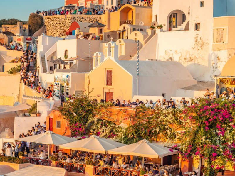 SANTORINI, GR - 21 DE OUTUBRO DE 2019- Oia lookout, uma característica icônica do pôr do sol da ilha grega de Santorini, no Arquipélago das Cíclades, Mar Egeu, Grécia