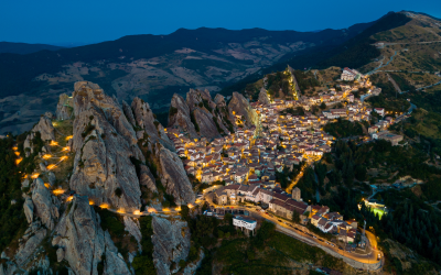 10 Cidades Secretas da Itália-1-Matera Imagine-se vivendo nas impressionantes casas-gruta de Matera, na Itália.