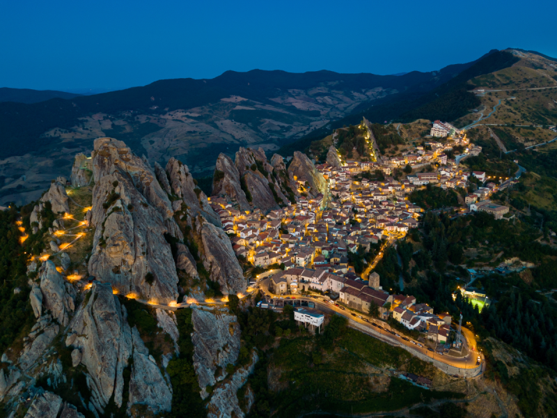 Imagine-se vivendo nas impressionantes casas-gruta de Matera, na Itália.