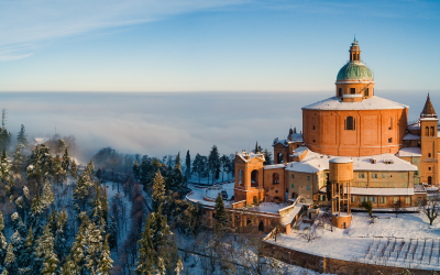 Descubra o charme de Bolonha coberta de neve no inverno.