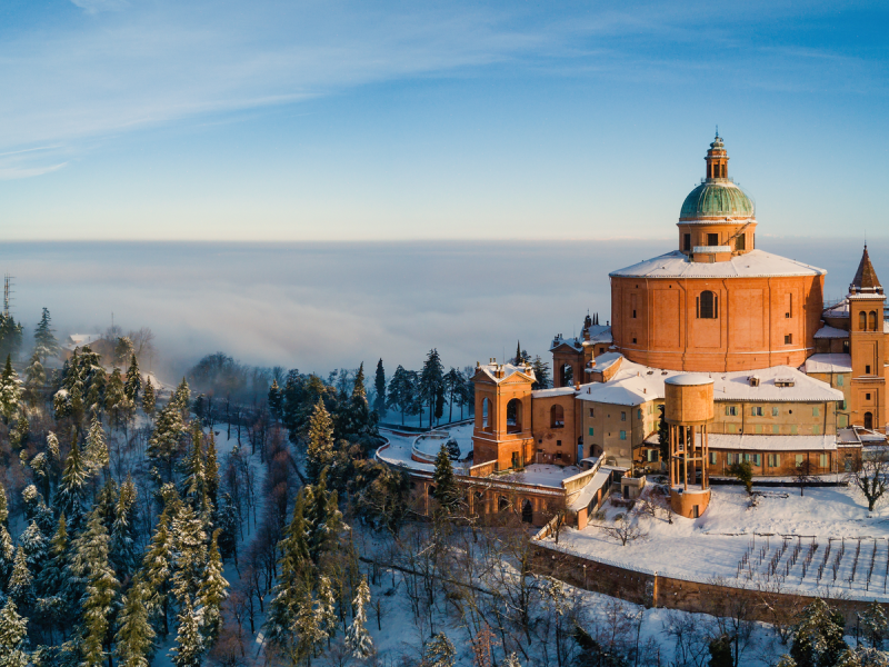 Descubra o charme de Bolonha coberta de neve no inverno.