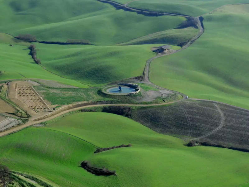 Viva a magia da música clássica no cenário deslumbrante do Teatro del Silenzio.