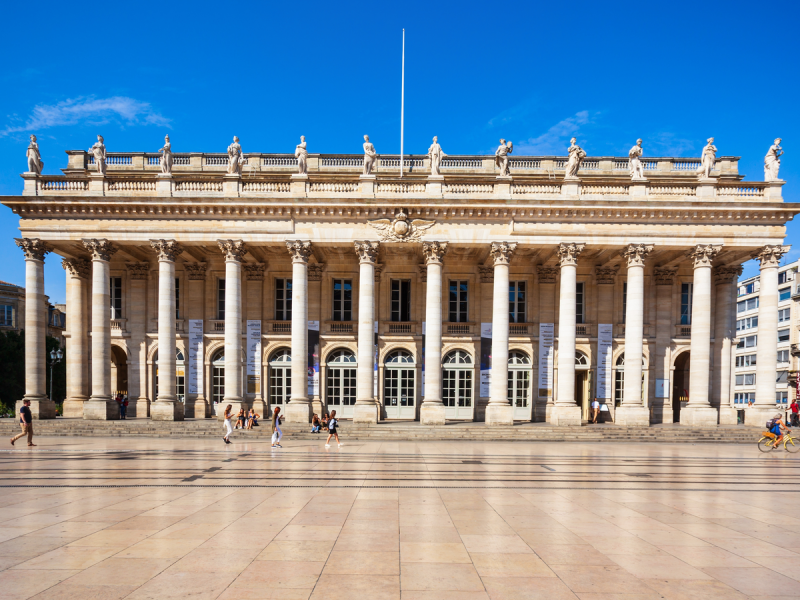 Imagine-se neste templo neoclássico das artes francesas.