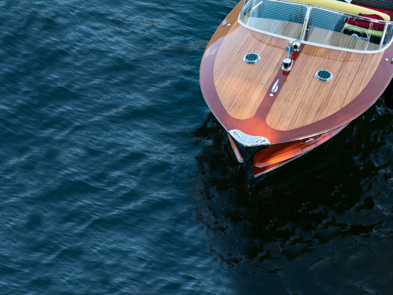 Imagine-se navegando pelo Lago de Como e descubra paisagens de tirar o fôlego.