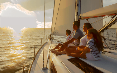 Família em barco aproveitando o pôr do sol – passeio privativo de barco Viva momentos únicos em família navegando ao entardecer.