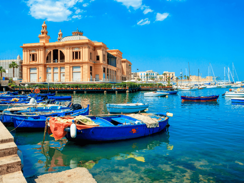 Imagine-se explorando as ruas históricas e vibrantes de Bari!