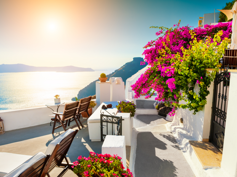 Imagine-se na paisagem de verão com vista para o mar na Grécia.