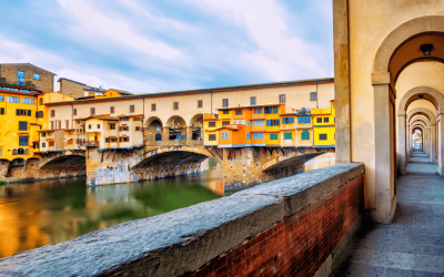Blog-1-Ponte Vecchio Corredor Vasariano Ponte Vecchio com o histórico Corredor Vasariano ao entardecer.
