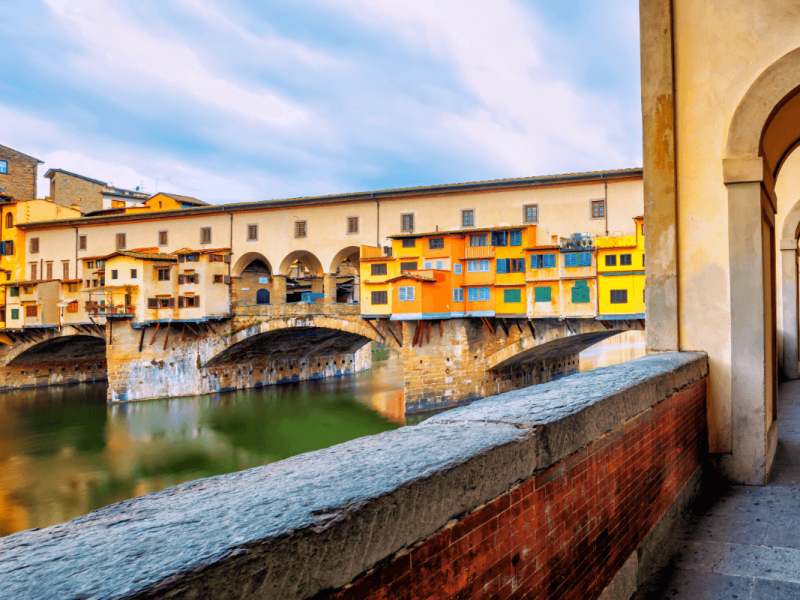 Blog-1-Ponte Vecchio Corredor Vasariano Ponte Vecchio com o histórico Corredor Vasariano ao entardecer.
