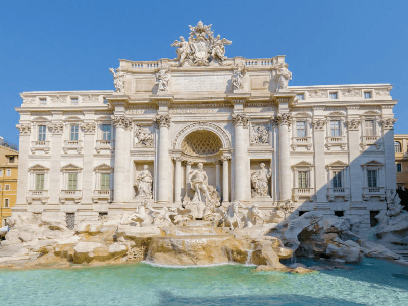 Admire a beleza da Fontana di Trevi, ícone de Roma. Jogue uma moeda e faça um desejo neste monumento barroco.
