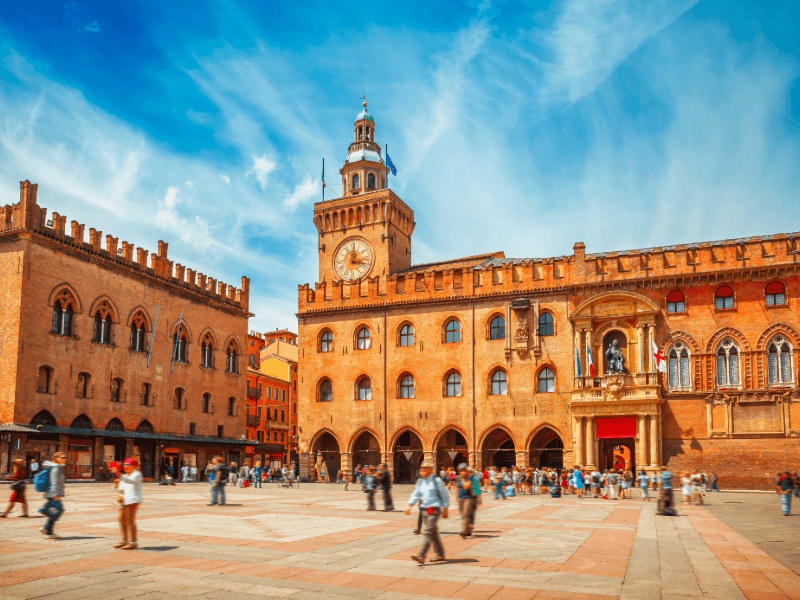 Roteiro de peregrinação por Bolonha: história, fé e cultura em cada passo.