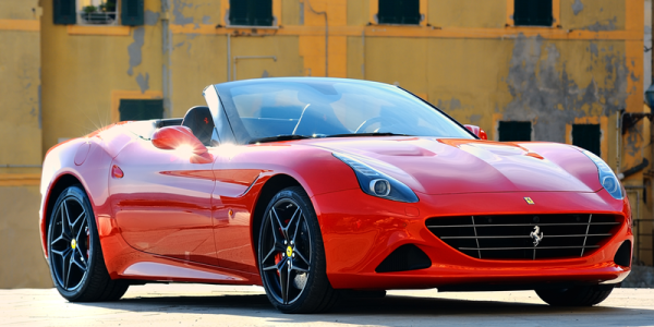 Explore a Toscana de Ferrari conversível durante a Vendemmia e viva intensamente essa experiência.