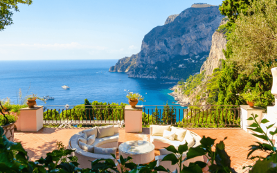 Descubra a encantadora Ilha de Capri em um roteiro personalizado pela Costa Amalfitana, com experiências exclusivas e vistas deslumbrantes.