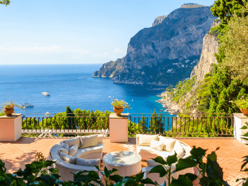 Descubra a encantadora Ilha de Capri em um roteiro personalizado pela Costa Amalfitana, com experiências exclusivas e vistas deslumbrantes.