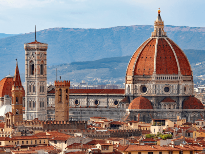 Catedral de Florença com sua cúpula icônica e vista panorâmica.