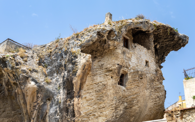 Descubra tumbas milenares esculpidas em rocha na Sardenha.