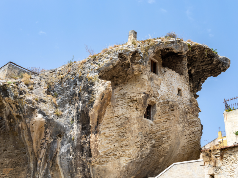 Casas de Fadas Pré-Históricas da Itália-1 Descubra tumbas milenares esculpidas em rocha na Sardenha.