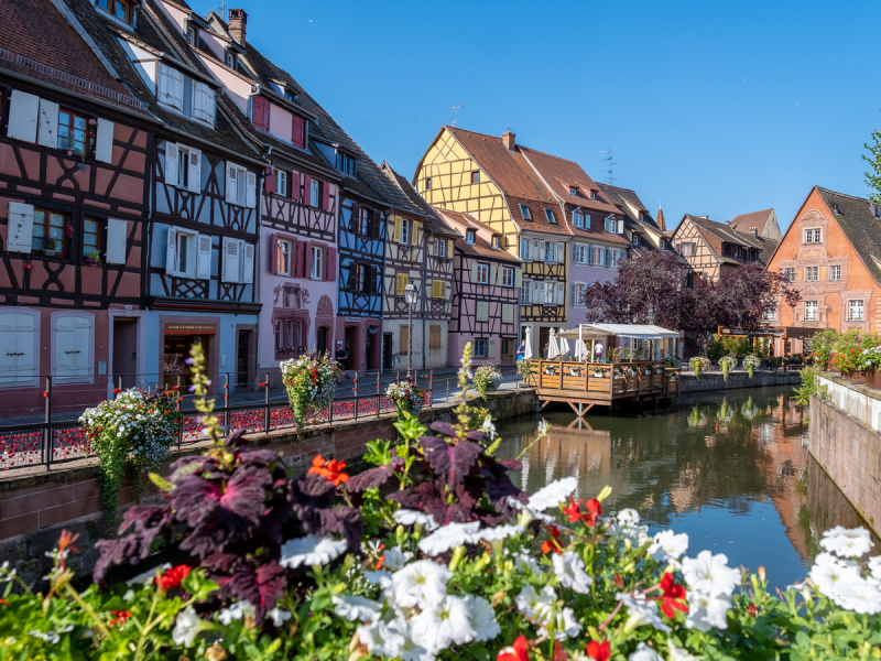 Viva o charme dos canais e casas coloridas da Alsácia.