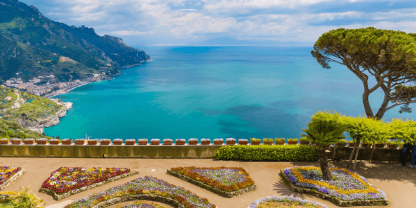 Ravello: Uma vista panorâmica da cidade de Ravello, situada nas montanhas da Costa Amalfitana.