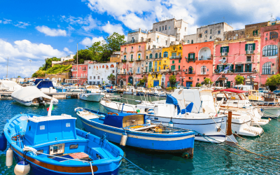 Imagine-se navegando e descubra o paraíso azul do Mediterrâneo.
